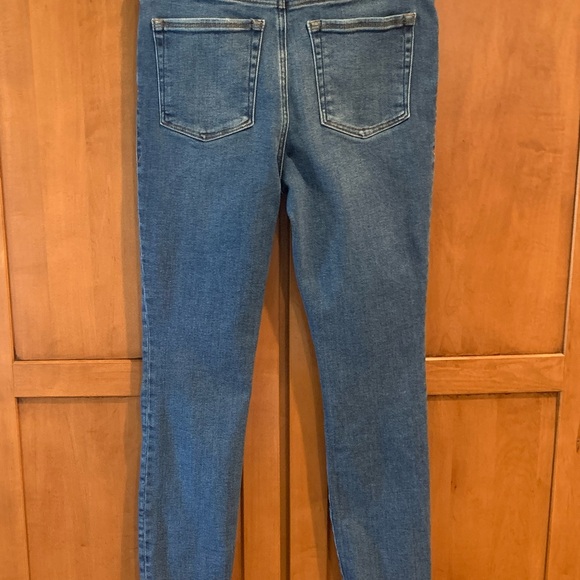 Good American Blue Ankle Cropped Jeans with Distressed Hem - Picture 12 of 13